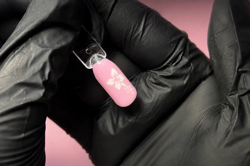 Leer hoe je makkelijk een hibiscus nail art kan maken