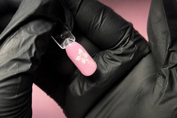 Leer hoe je makkelijk een hibiscus nail art kan maken