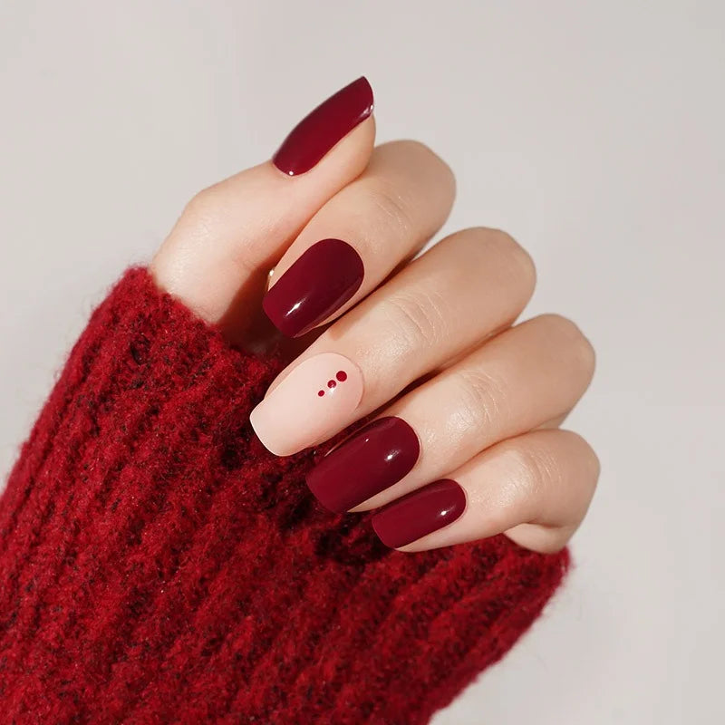 Burgundy Charm nagels aan hand - professioneel resultaat