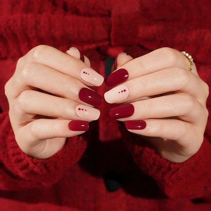 Burgundy Charm stickers in werking - warme bordeaux nagels